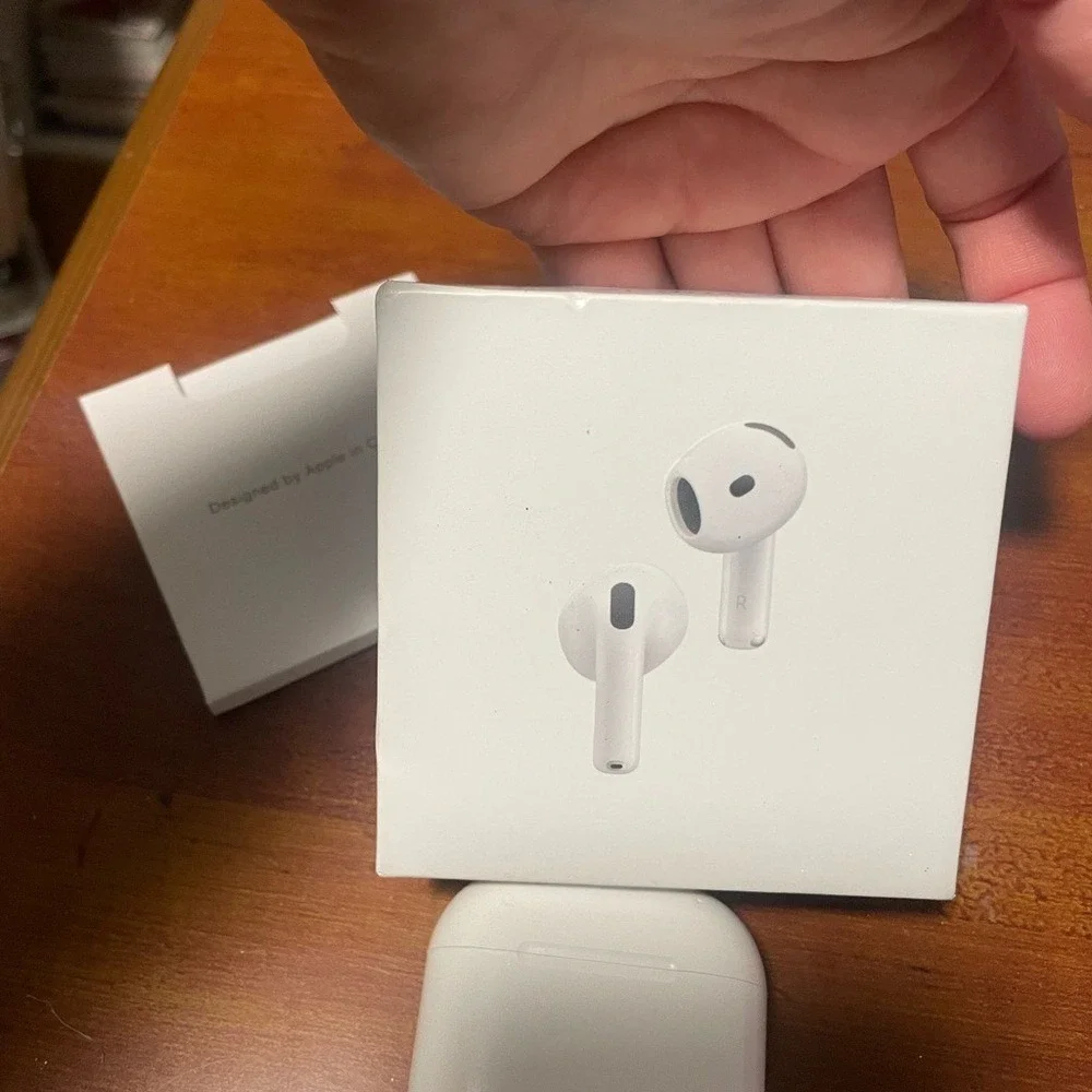 Apple AirPods 4 Gen Charging Case‎ White ANC 2024